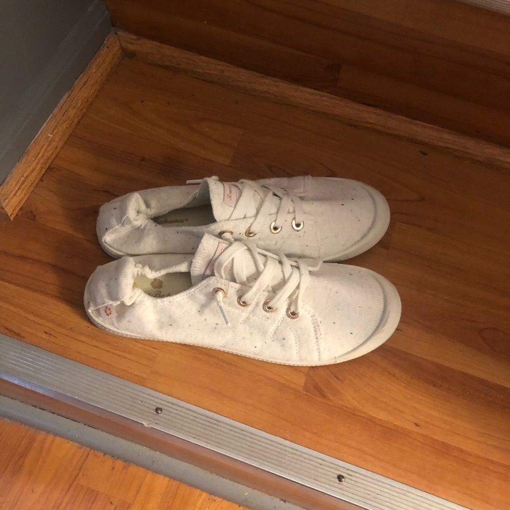 Like new only worn a few times Tommy Bahama slip on cream with black specks